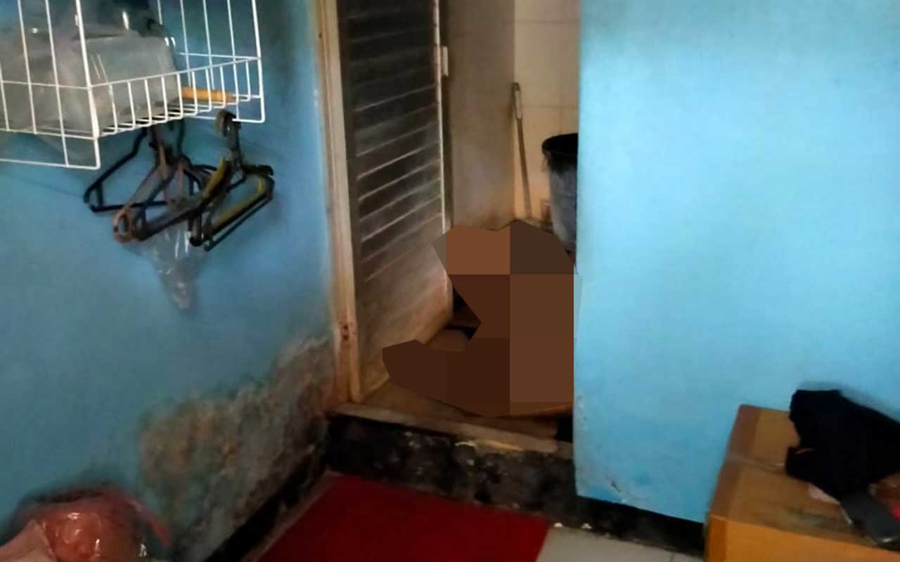 Jenazah HER (65) saat ditemukan tergeletak di kamar kosnya yang berada di Jalan Kolonel Sugiono, Desa Wodoro Candi, Kecamatan Waru. Foto: Ist.