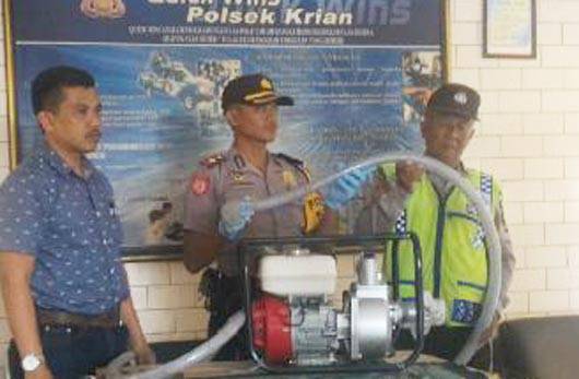 BUKTI. Kapolsek Krian Kompol Agung Setiyono menunjukkan barang bukti (BB) hasil pengerebekan praktek sapi gelonggongan, kemarin. foto: catur andy/BANGSAONLINE