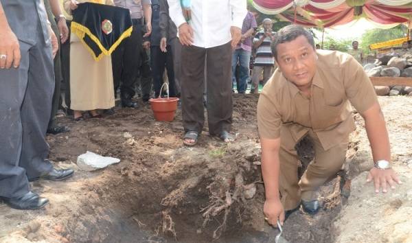 SIMBOLIS – Bupati Mojokerto Mustofa Kamal Pasha (MKP) meletakkan batu pertama peresmian kawasan Pacet sebagai kawasan pendidikan, Rabu (30/4/2014). foto humas pemkab mojokerto

