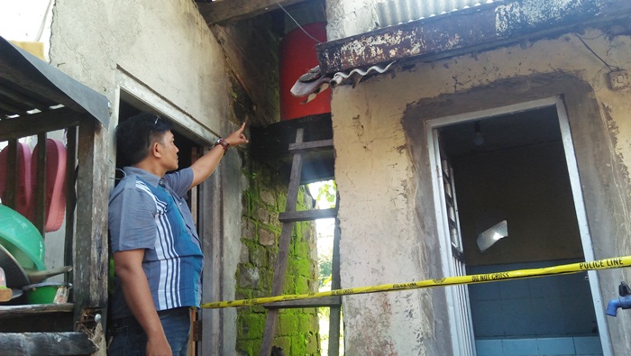 Petugas saat menunjuk ke sebuah tandon air berwarna oranye.