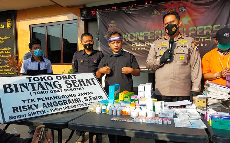 Kapolres Blitar Kota AKBP Yudhi Hery Setiawan (pegang mik) saat rilis pers pengungkapan kasus obat racikan tanpa izin edar.