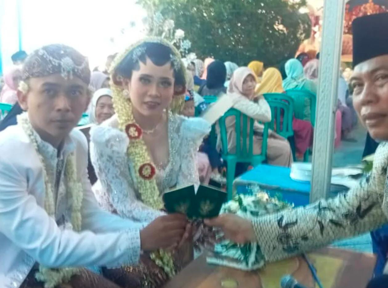 Salah satu mempelai yang melakukan prosesi nikah di KUA Tuban