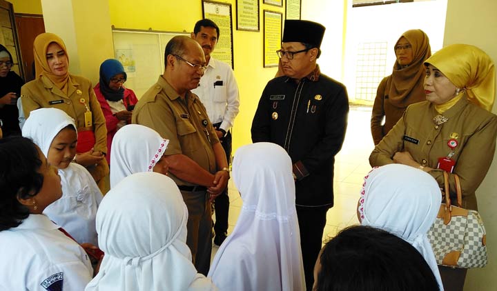 Wali Kota Malang Sutiaji didampingi Kadindik Zubaidah saat berdialog perihal pendidikan karakter di SDN Madyopuro 2 Malang, di hadapannya siswa kelas 2, Senin (26/08).  foto: IWAN IRAWAN/ BANGSAONLINE