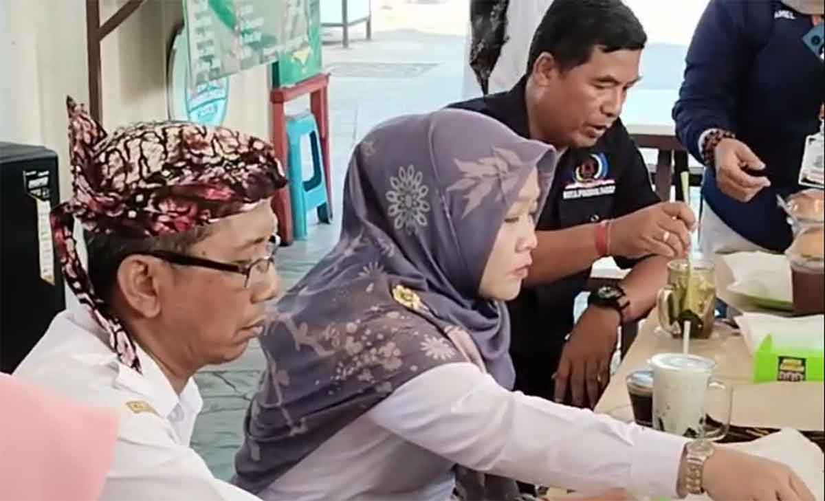 Wakil Wali Kota Probolinggo saat mengunjungi stan wisata kuliner.