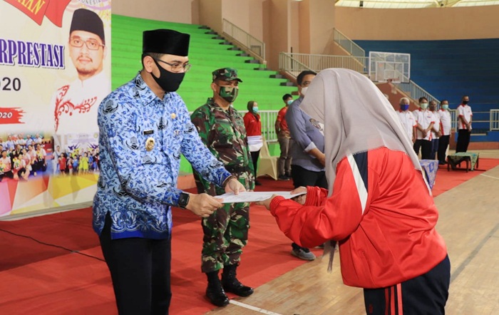 Plt. Wali Kota Pasuruan Raharto Teno Prasetyo, S.T. saat menyerahkan penghargaan kepada salah satu atlet.