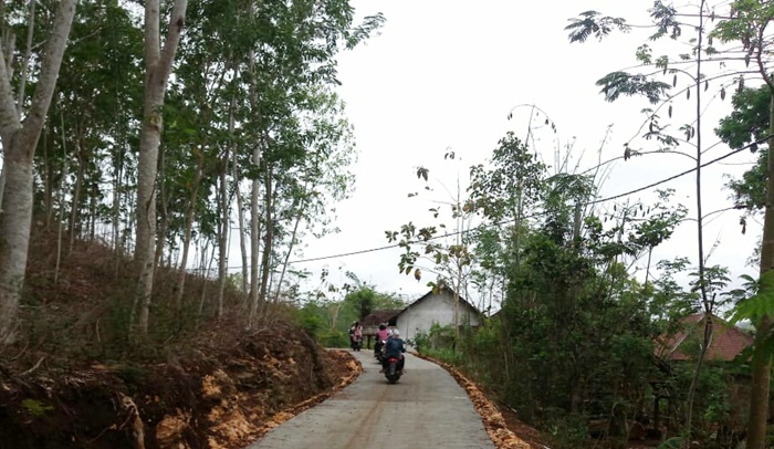 Jalan desa yang sudah dibeton oleh Satgas TMMD 106.