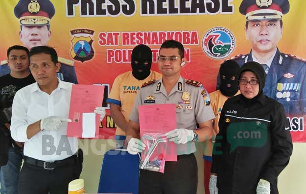 Wakapolres menunjukkan barang bukti pil ekstasi yang disita dari tersangka. foto: GUNAWAN WIHANDONO/ BANGSAONLINE