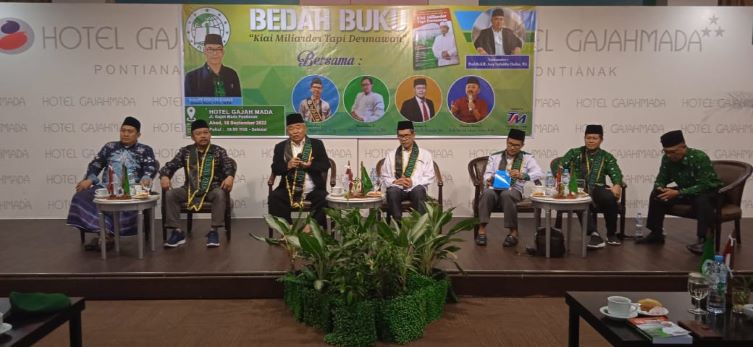 Para nara sumber saat bedah buku Kiai Miliarder Tapi Dermawan karya M Mas