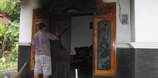 Kondisi rumah bagian depan milik Subandi yang dibakar oleh orang tak dikenal, kemarin. Foto : nanang ichwan/BangsaOnline.com