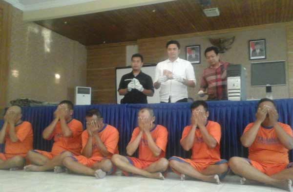 Keenam pelaku perjudian saat digelar di Mapolres Kediri. (foto: dendi martoni/BANGSAONLINE)