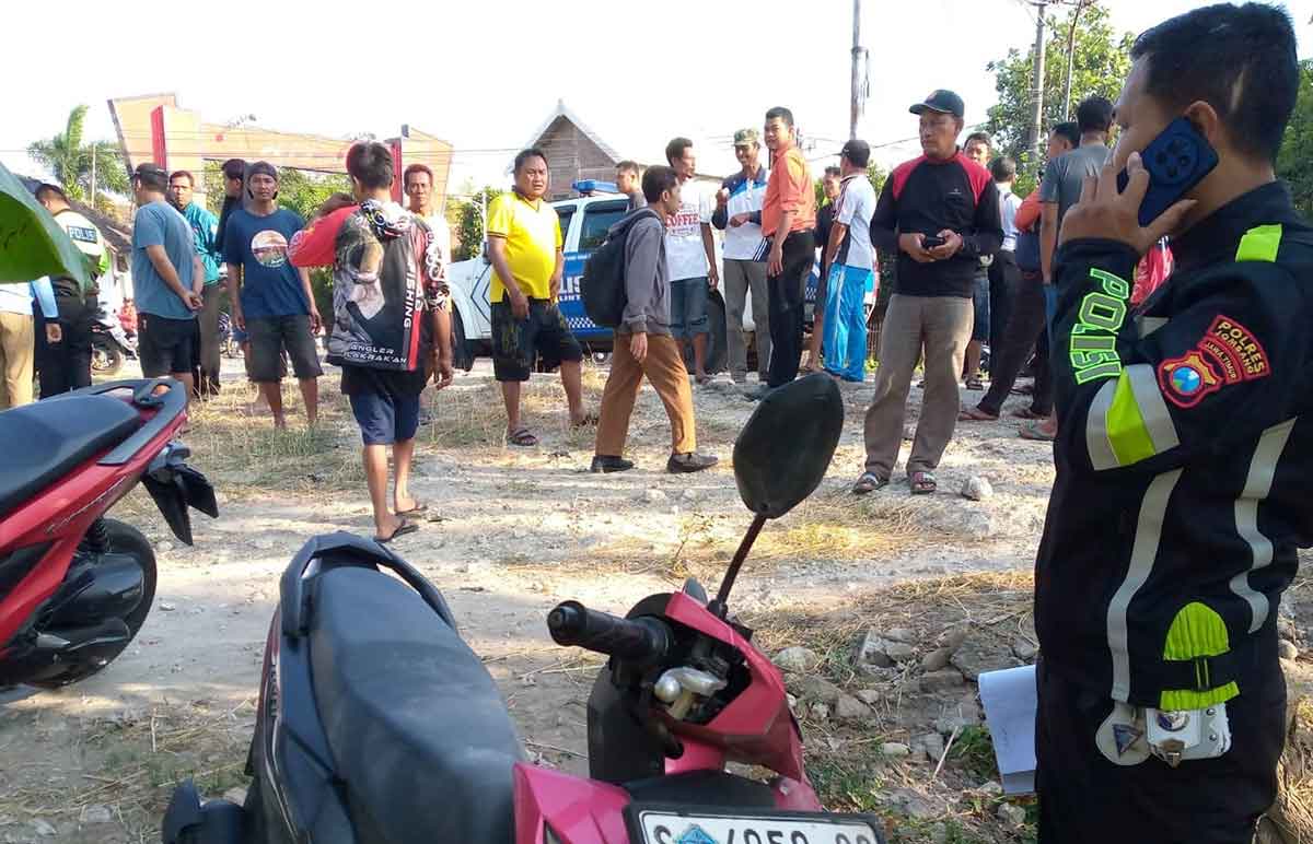 Petugas Satlantas Polres Jombang saat olah TKP kecelakaan.