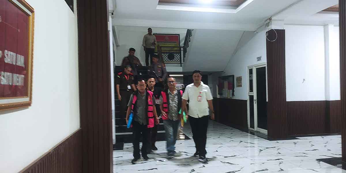 Para tersangka dugaan kasus korupsi Rusunawa Tambaksawah, Sidoarjo.
