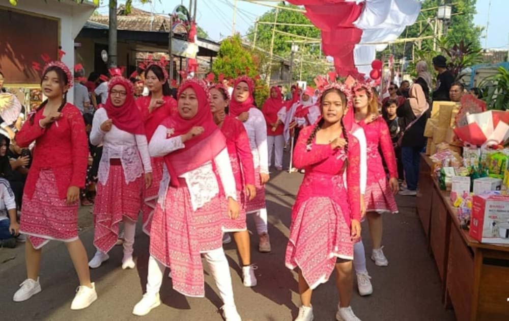 Salah satu peserta saat beraksi di bawah bentangan bendera merah putih di Gg 2 Kelurahan Dandangan. Foto: Ist. 