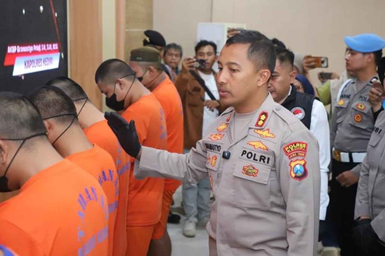 Kalolres Kediri, AKBP Bramastyo Priaji bertanya kepada para perlaku saat pers rilis di mapolres setempat.