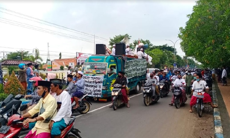 Massa FPI ketika konvoi mendatangi Mapolres Bangkalan.