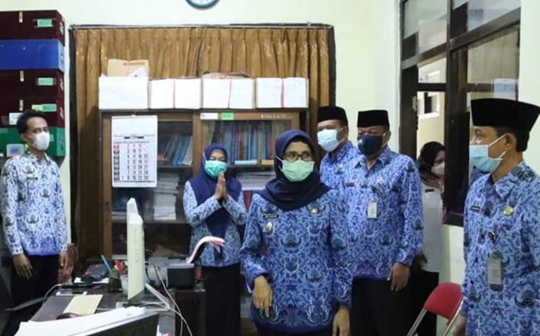 Bupati Blitar Rini Syarifah (tengah) saat melakukan sidak ke sejumlah kantor OPD.