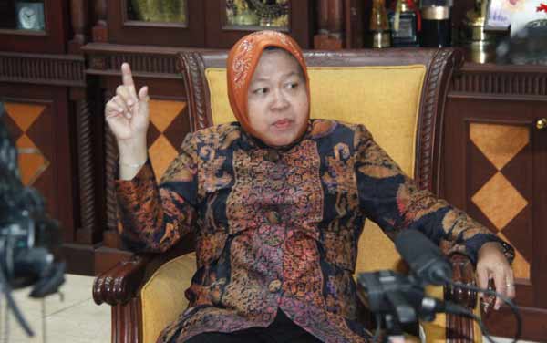 Risma saat memberikan tanggapan terkait surat edaran dari Kementerian Pendidikan. (foto: yuli iksanti/BANGSAONLINE)