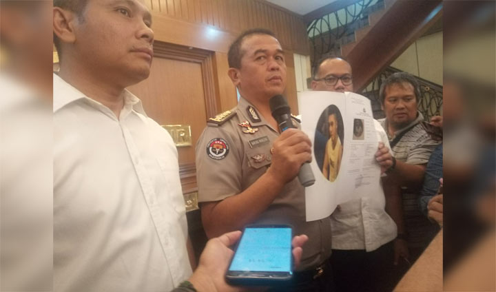 Kabid Humas Polda Jatim Kombes Pol Barung Mangera didampingi Dirreskrimum Polda Jatim Kombes Pol. Gideon Arif Setyawan menunjukkan data DPO Soni Dewangga yang diduga mucikari Putri Amelia.