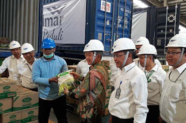 Direktur PT. WNI Erik Tjiah, dan Direktur PT. Wilmar Nabati Gresik, Saronto saat memberangkatkan bantuan ke Palu.