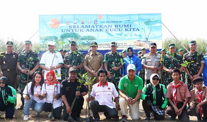 Wakil Gubernur Jawa Timur Emil Elestianto Dardak bersama Pangdam V/Brawijaya, Wakapolda Jatim, Panglima Koarmada II, Gubernur AAL, Danaludal, Wakajati, personil TNI-Polri dan masyarakat menanam mangrove di Romokalisari Surabaya. foto: ist