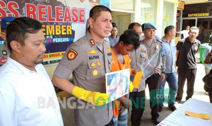 Kapolres Jember AKBP Alfian Nurrizal menghadirkan tersangka pembacokan dan menunjukkan foto korban saat rilis di mapolres, kemarin (10/2).