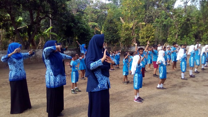 Para siswa dan guru semangat melakukan senam pagi bersama, ritual setiap hari sebelum proses belajar-mengajar dimulai.  