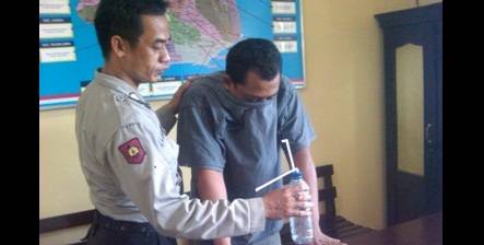 Tersangka bersama barang bukti saat diamankan di mapolres Kediri. foto: Dendi Martoni/BangsaOnline.com