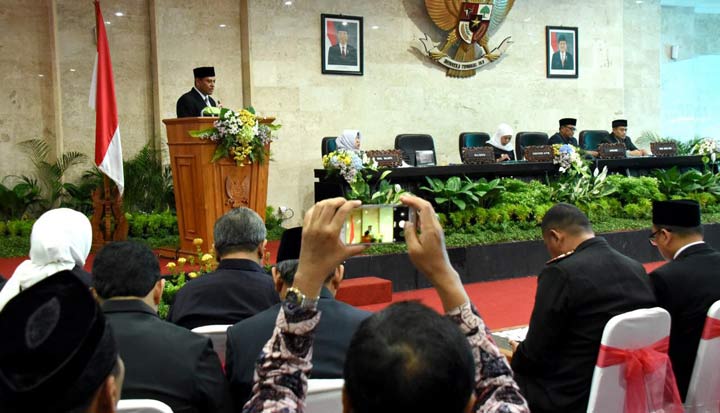WaliK ota Kediri Abdullah Abu Bakar saat menyampaikan visi dan misi di hadapan Gubernur Jawa Timur, wakil rakyat, kepala OPD, forkopimda di kantor DPRD Kota kediri.
