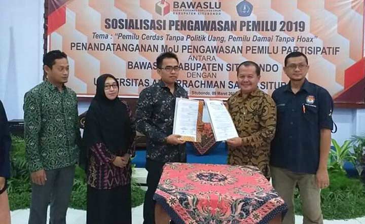 Bawaslu Situbondo dan Universitas Abdurachman Saleh (Unars) saat penandatanganan MoU peningkatan pengawasan partisipatif. foto: MURSIDI/ BANGSAONLINE