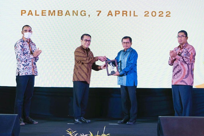 Dirut SIG, Donny Arsal (kedua kanan) menyerahkan cinderamata kepada Direktur Pengembangan Jasa Konstruksi, Direktorat Jenderal Bina Konstruksi, Putut Marhayudi (kedua kiri) usai pembukaan pelatihan tenaga konstruksi di Hotel Novotel, Palembang (7/4/2022. foto: ist.