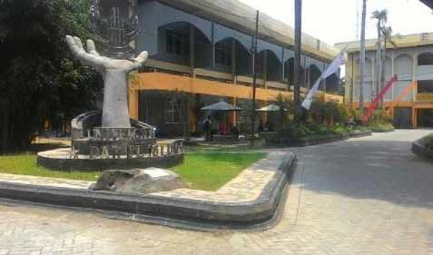 BERBENAH: Gedung Kampus Undar Jombang. foto: ist