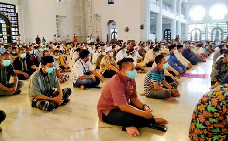 Ilustrasi: Jamaah salat Jumat di Masjid Nasional Al-Akbar Surabaya menggunakan masker dan safnya berjarak satu meter ke samping kanan dan kiri hari ini, Jumat (27/3/2020). foto: MA/ BANGSAONLINE