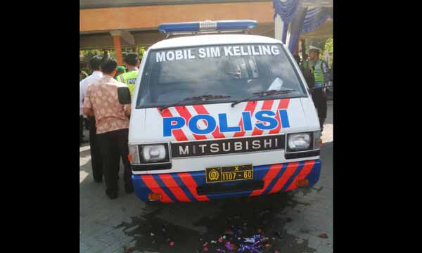 Mobil SIM keliling yang dipamerkan dalam apel siaga ketupat 2015. (foto: haris/BANGSAONLINE)