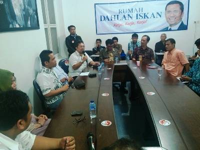 ?Diskusi di rumah Rumah Dahlan Iskan. Foto:maulana/BANGSAONLINE