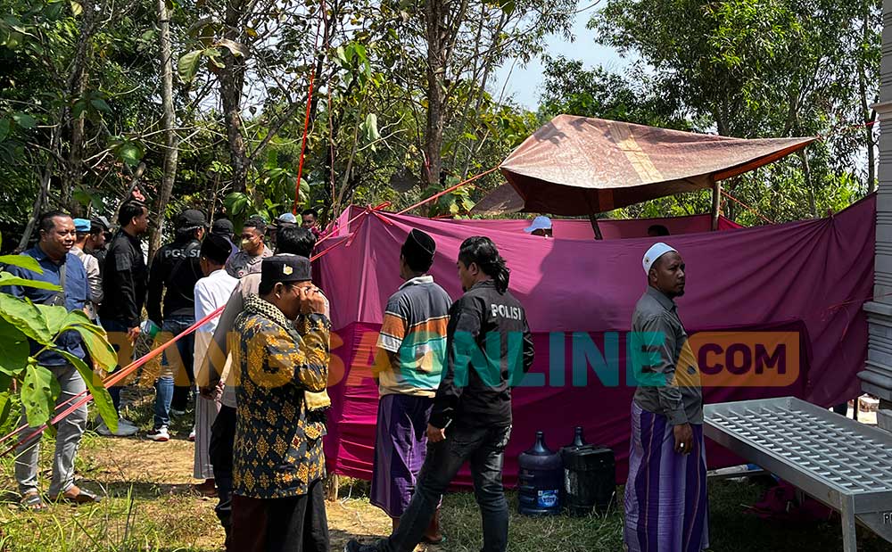 Proses pembongkaran makam terduga penganiayaan oleh jajaran Satreskrim Polres Sampang di TPU Desa Mambulu Barat. Foto: MUTAMMIM/ BANGSAONLINE
