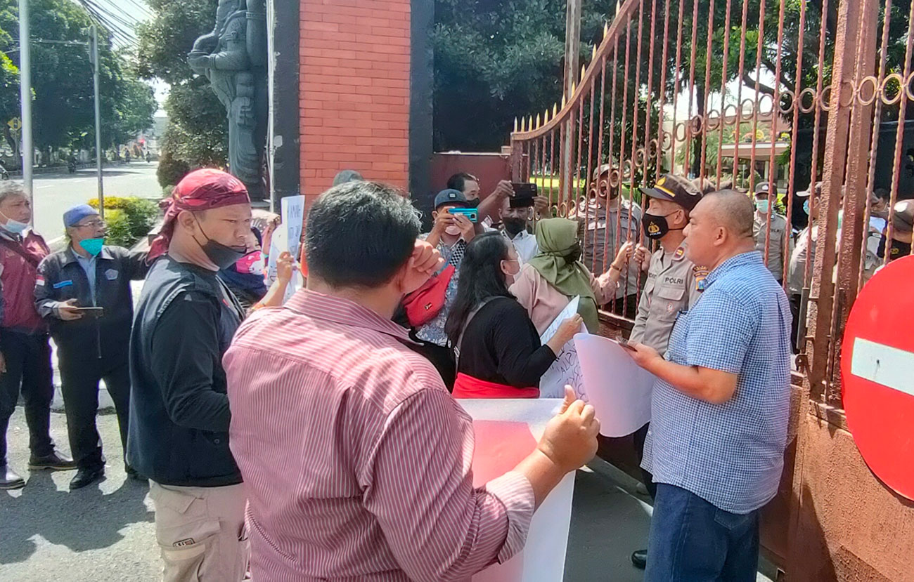 Korlap Aksi Jeannie Latumahina bersama para aktivis lainnya saat menyampaikan aspirasinya di depan Kantor DPRD Kabupaten Kediri. foto: MUJI HARJITA/ BANGSAONLINE