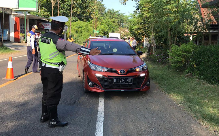 Polres Blitar dan instansi terkait melakukan kegiatan penyekatan di perbatasan Blitar-Malang sekaligus pemeriksaan swab antigen gratis.