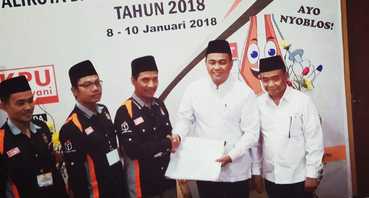 Saiful Amin (tengah) dan komisioner KPU Kota Mojokerto. foto: YUDI EP/ BANGSAONLINE