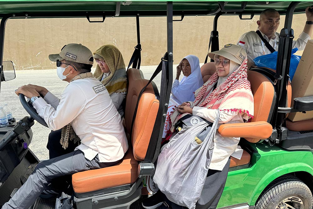 Kemenhaj melalui Satgas Operasional Armuzna mengerahkan 19 unit mobil golf di kawasan Mina untuk membantu jemaah yang kelelahan.