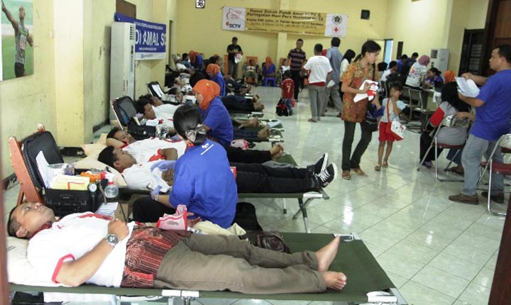 Suasana kegiatan donor darah yang digelar PWI Jatim tahun lalu.