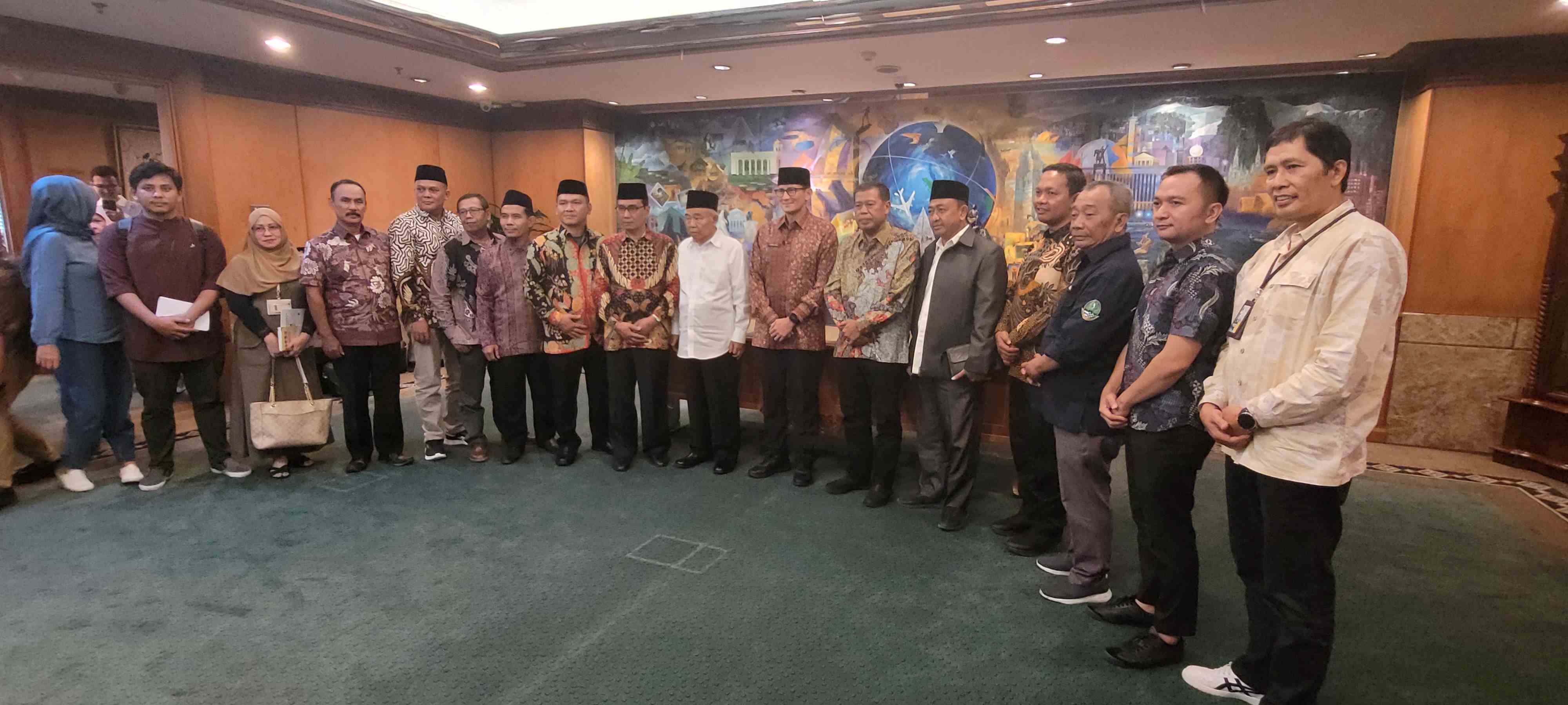 Dr H Sandiaga Salahuddin Uno, BBA, foto bersama dengan Prof Dr KH Asep Saifuddin Chalim, MA dan para tokoh dan pejabat Jawa Barat di Kantor Kementerian Pariwisata dan Ekonomi Kreatif (Kemenparekraf) di Jalan Medan Merdeka Barat 17 Jakarta, Jumat (18/5/2024). Foto: M Mas