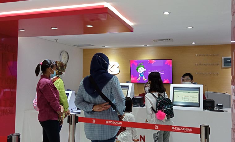 Suasana KidZania didalam salah satu wahana Penukaran mata uang. foto: Diyah Nisa