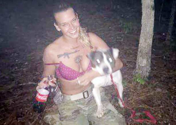 Marinna Rollins dan anjingnya, sebelum anjing itu dibunuh secara bengis. foto; repro mirror.co.uk