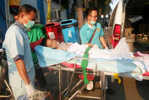 KRITIS. Siswa SMA Kemala Bayangkari Porong Sony Elga Krismanto Raharjo dalam kondisi kritis ketika hendak dibawa ke RSUD Dr Sutomo Surabaya, kemarin. foto : catur andy/BANGSAONLINE