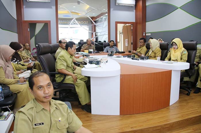 SHARING: Dinas Kominfo Pamekasan saat kunjungi Command Center Sidoarjo. foto: Ist