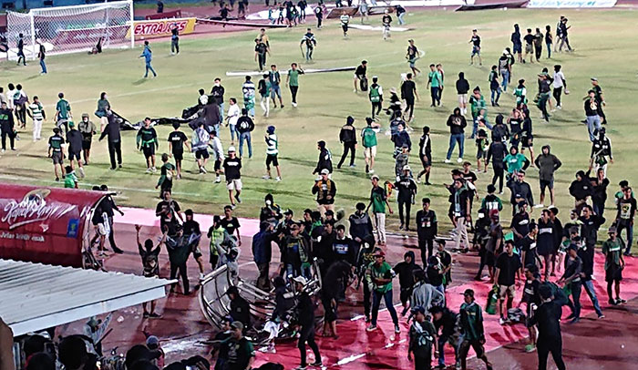 Suasana saat Bonek turun ke lapangan usai tim kesayangannya dikalahkan Rans Nusantara dengan skor 1-2.