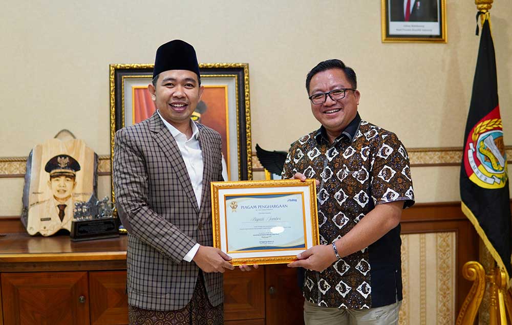 Gus Bupati Fawait saat menerima salah satu penghargaan. Foto: Ist.