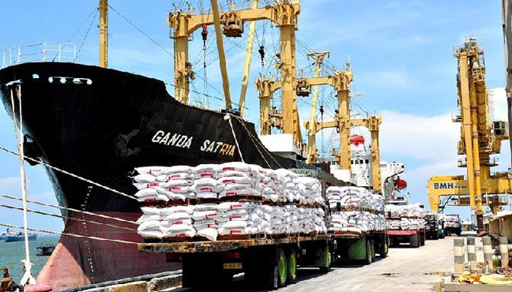 Kapal-kapal besar yang sandar di TUKS Petrokimia siap mengangkut pupuk. foto: SYUHUD/ BANGSAONLINE