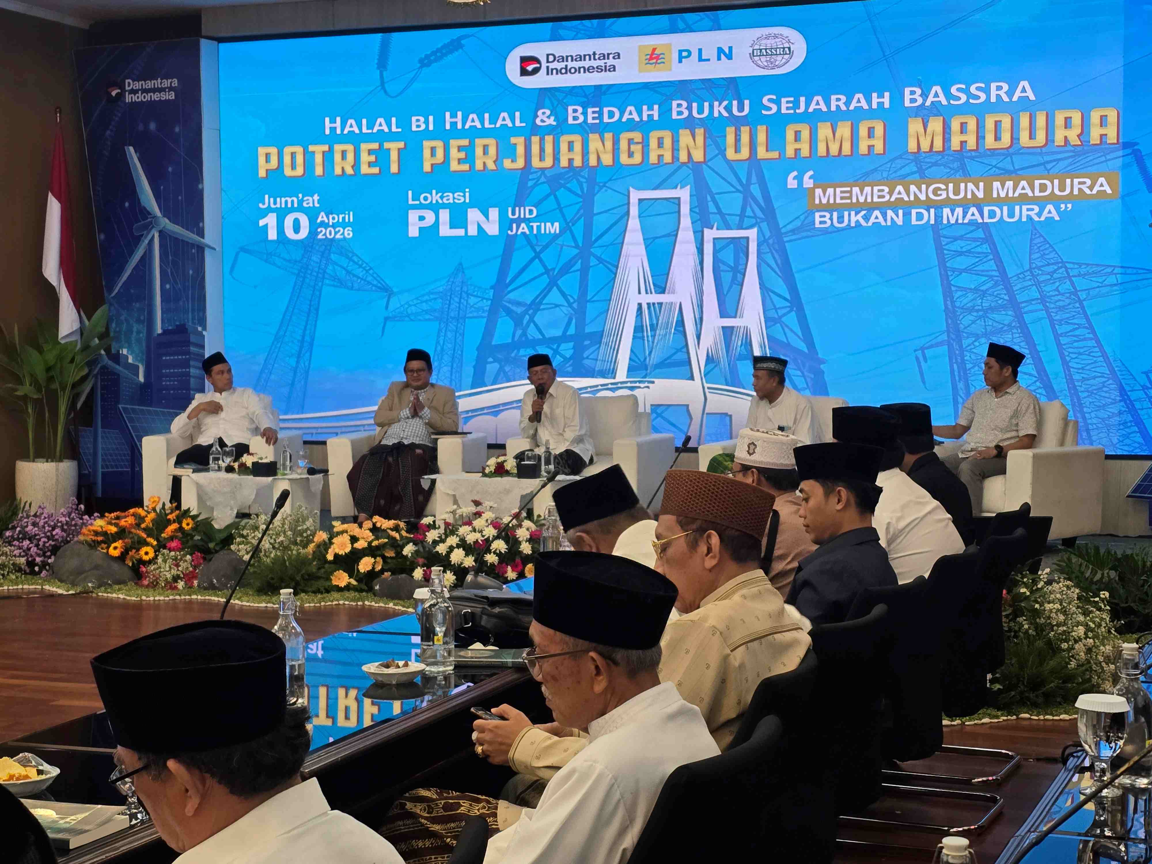 Suasana Halal Bihalal Badan Silaturahmi Ulama Pesantren Madura (Bassra) dan bedah buku Sejarah Bassra Potret Perjuangan Ulama Madura di Kantor PLN Unit Induk Distribusi Jawa Timur Surabaya, Jumat (10/4/2026). Foto: bangsaonline