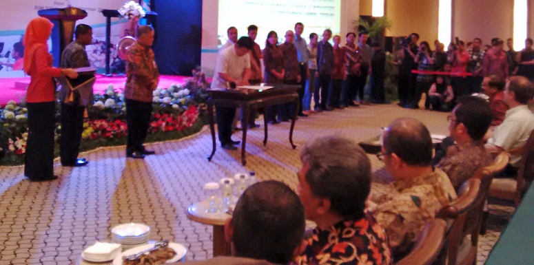 MOU. Perusahaan-perusahaan nasional dan regional melakukan MOU dengan Pemprov Jatim untuk mengembangkan SMK di Jatim. 
